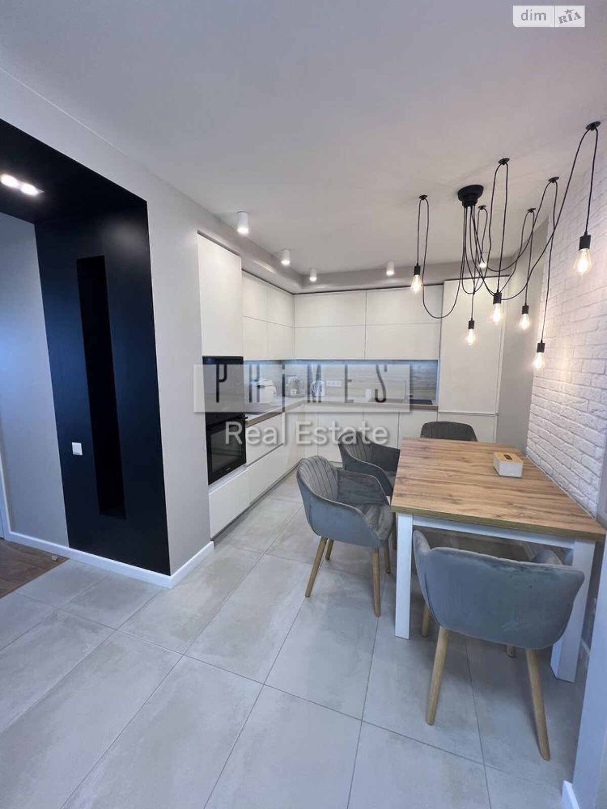 3-Bedroom Apartment near Kontraktova Square with Historic Podol View