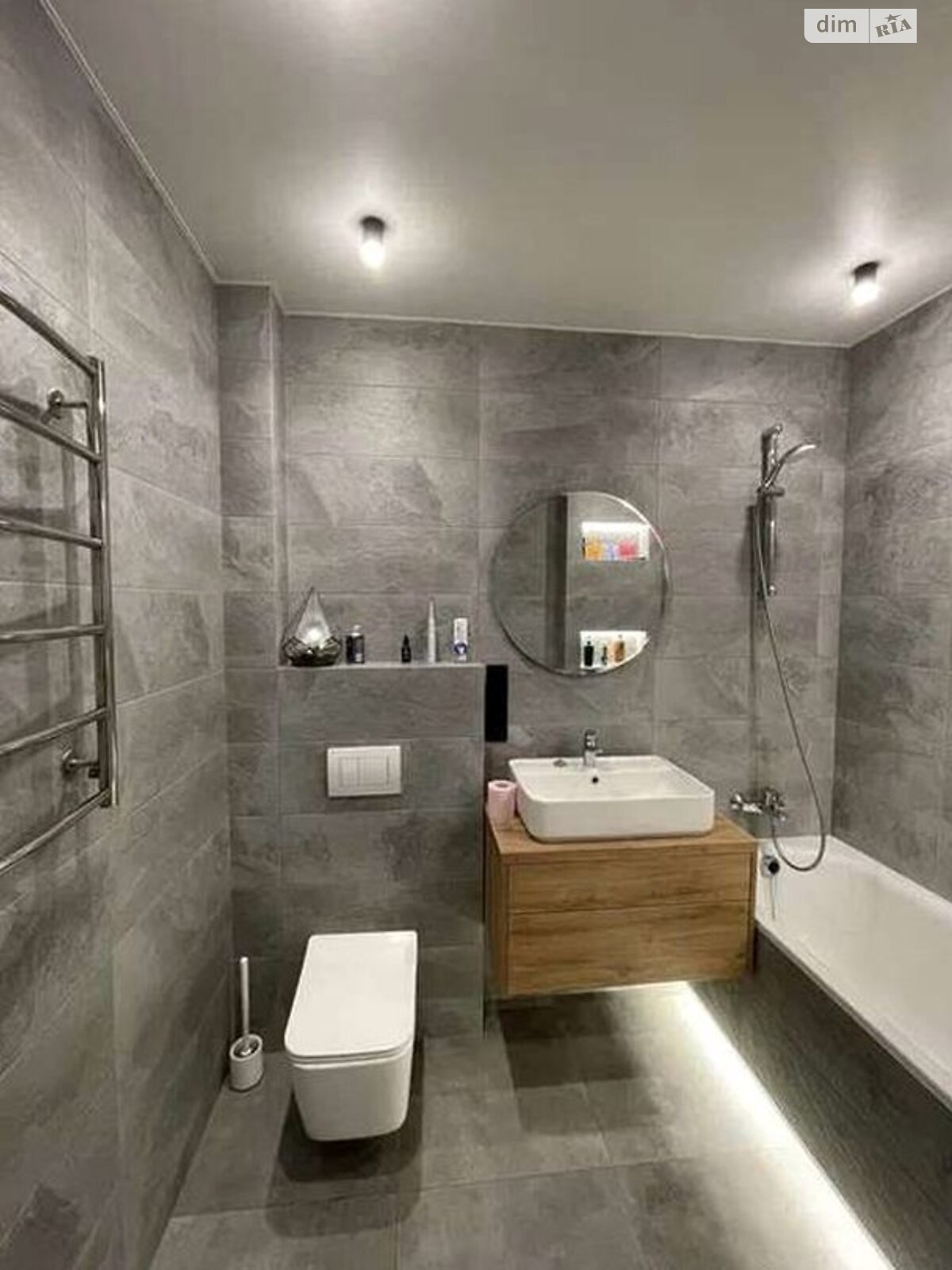 Modern Apartment with Designer Interior and Full Amenities