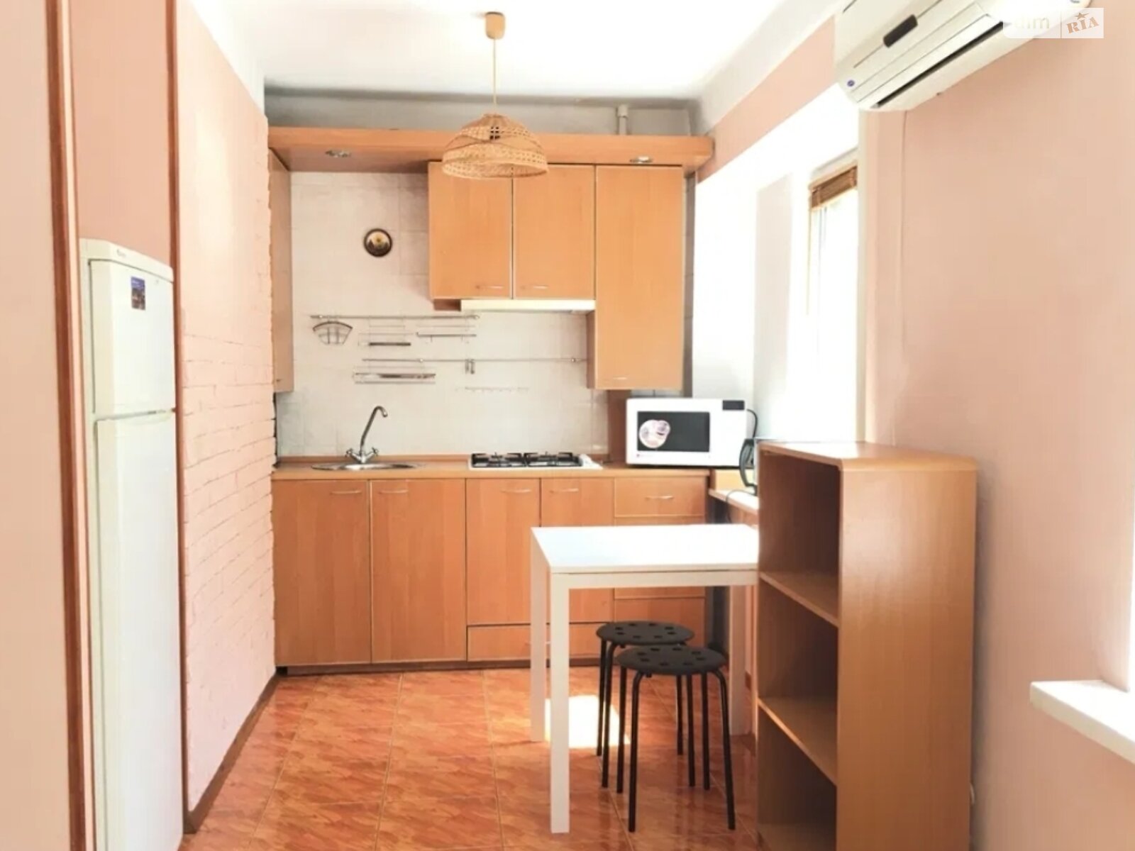 Comfortable Apartment near Kurenivsky Park with Good Transport Access