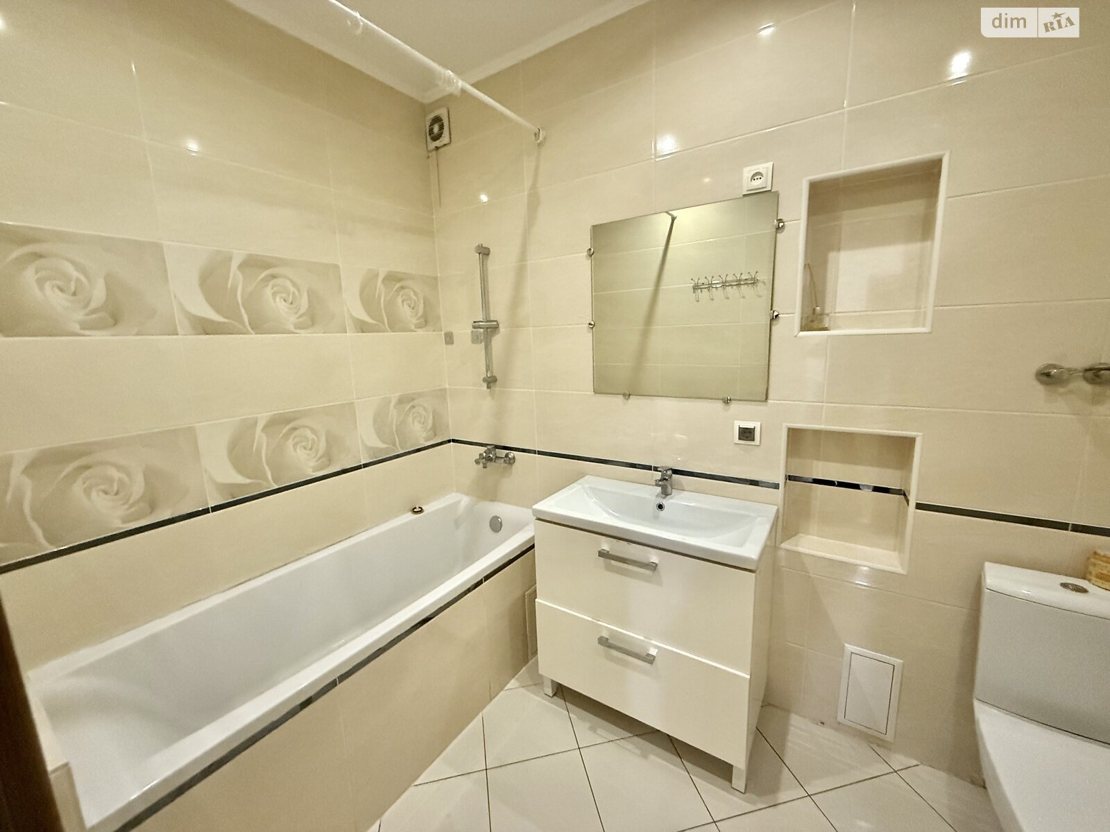 1-Bedroom Apartment on Lincoln Street, 50m², 7th Floor