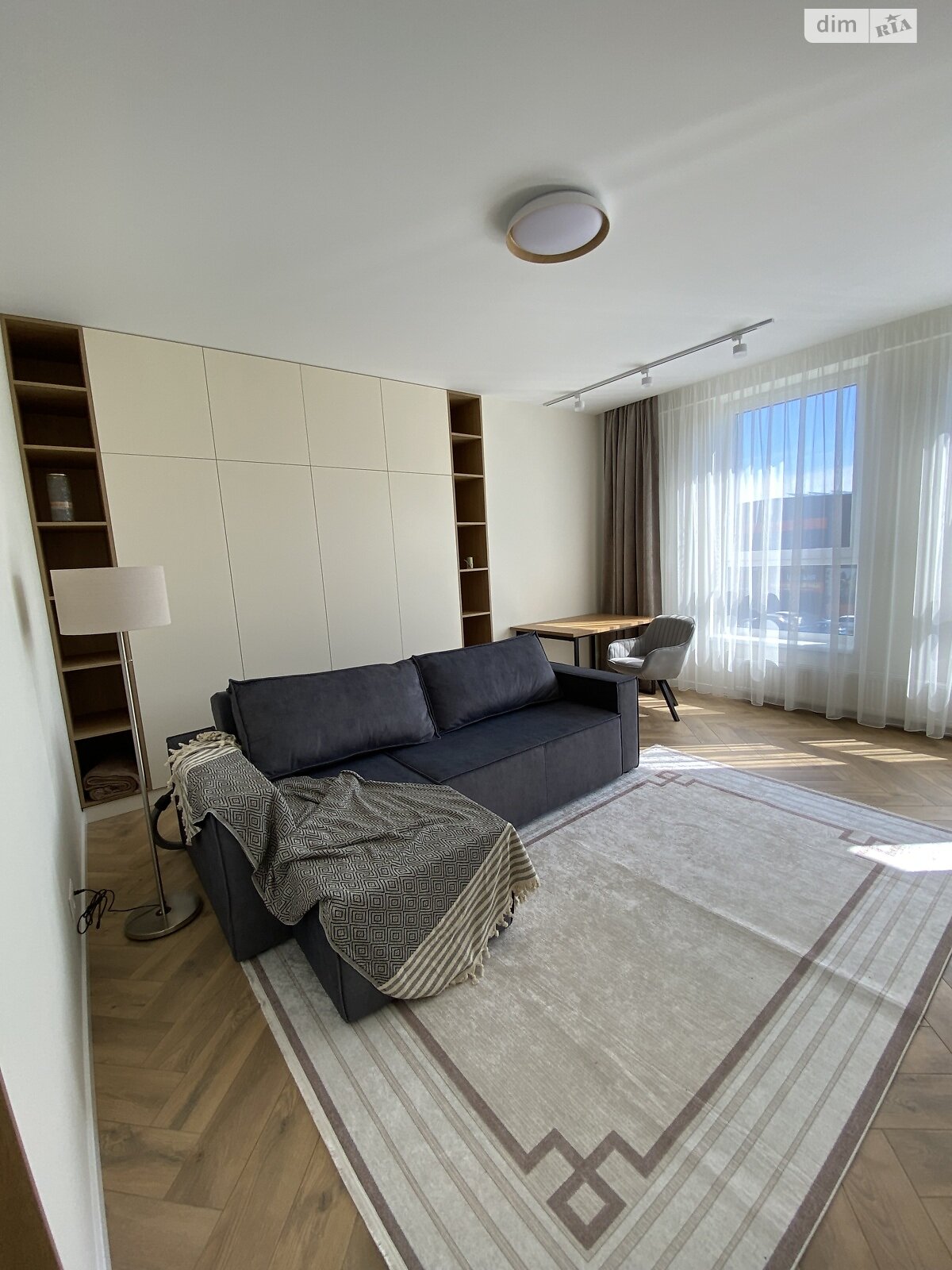 Two-room apartment near shopping center with designer renovation and full amenities