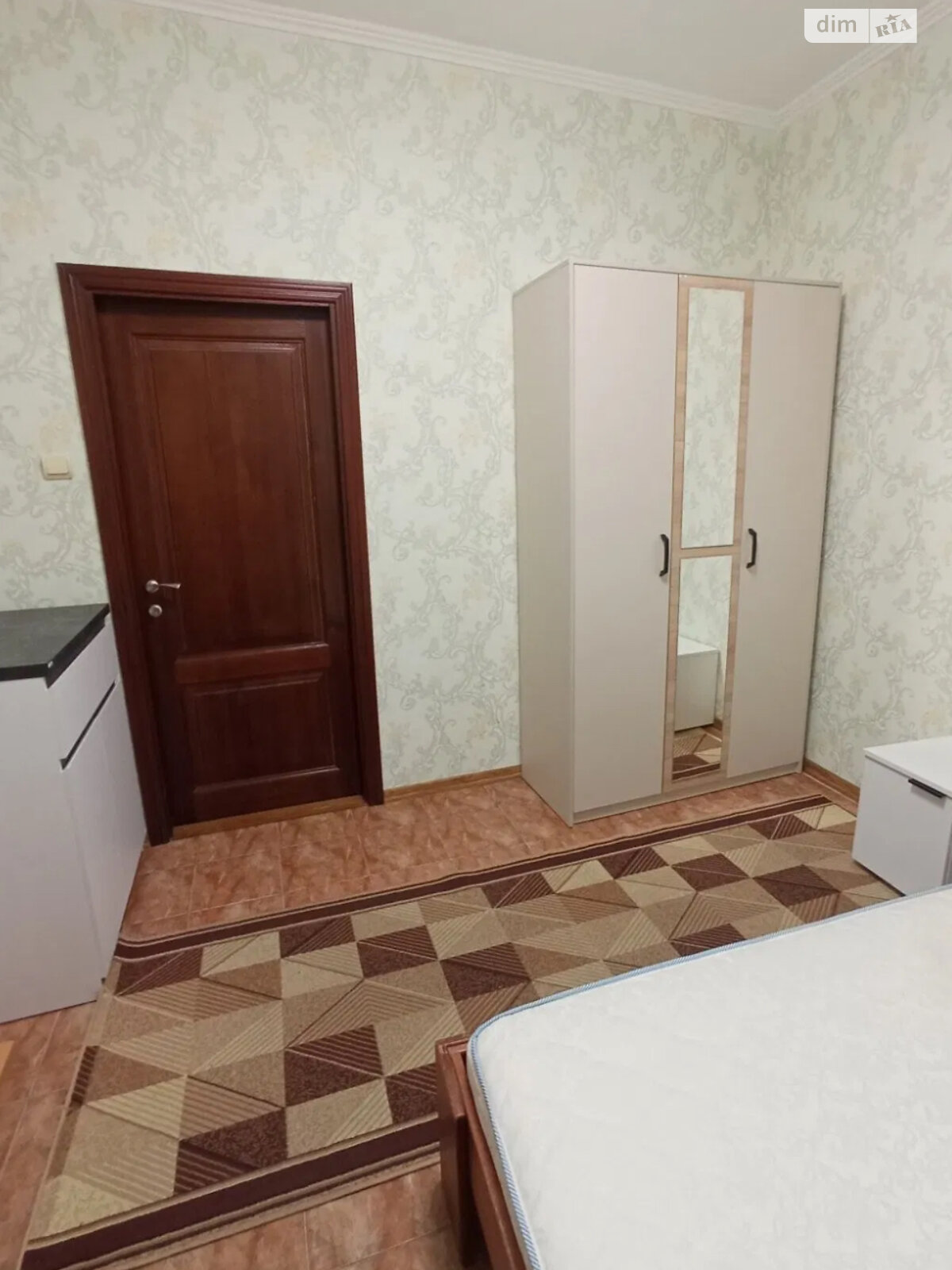1-Room Apartment near Oboinyi Market, Borshchahivka