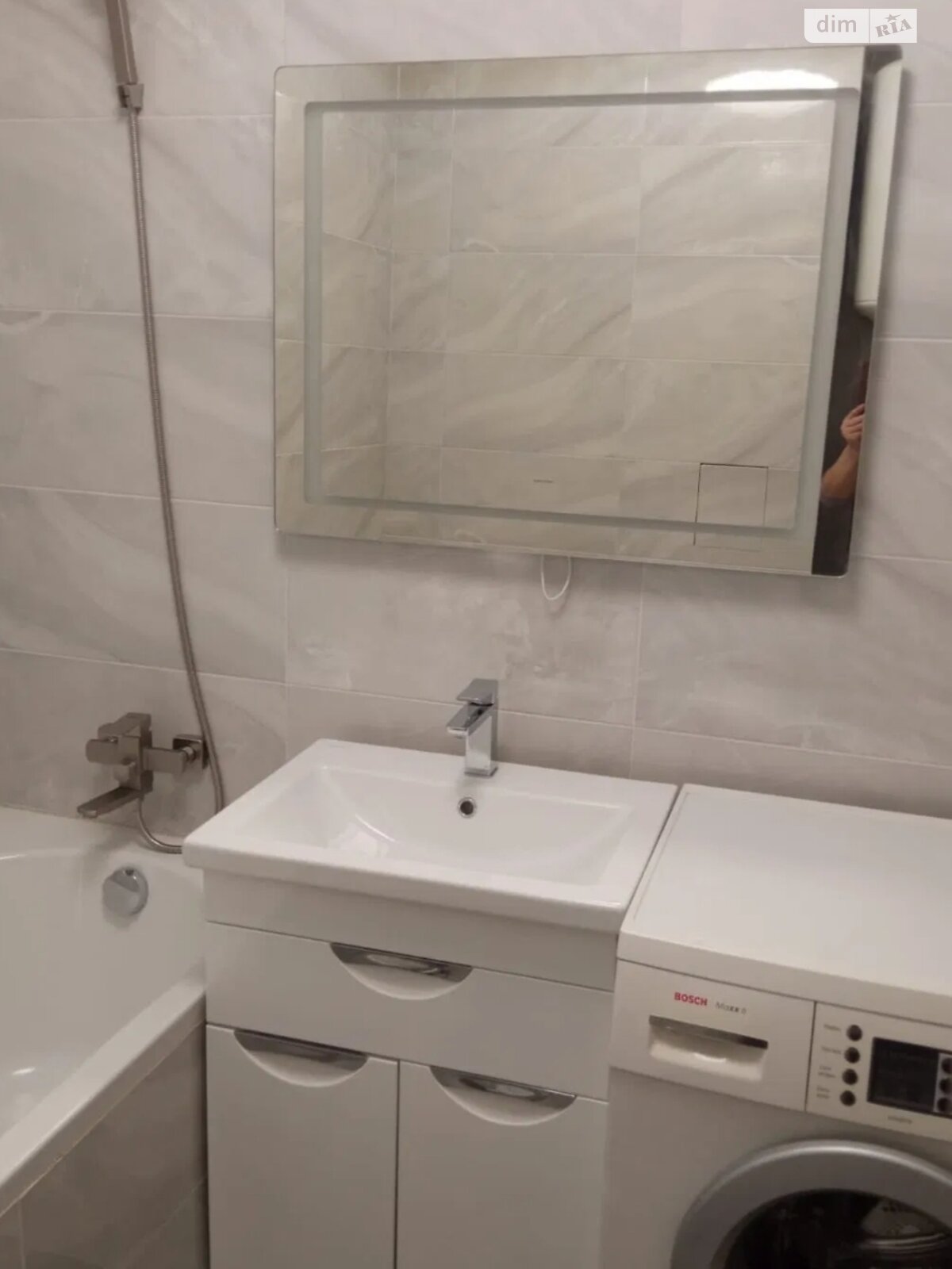 Stylish 2022 Apartment with Modern Amenities near Metro
