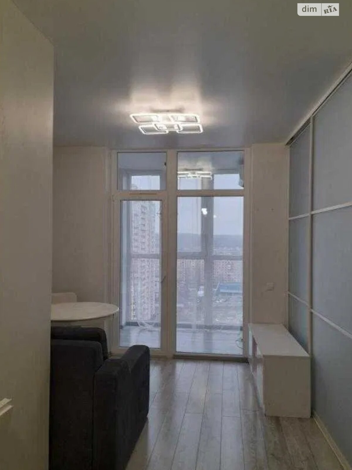 Modern Apartment with Separate Office and Quality Amenities