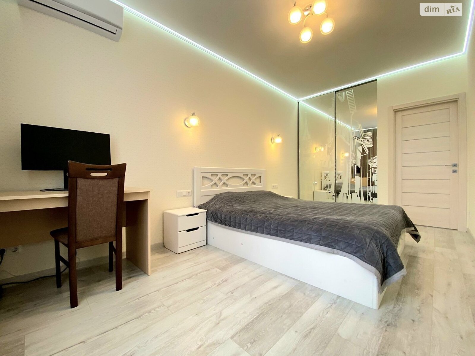 Spacious 1-Bedroom Apartment near Demiivska Metro with Modern Renovation