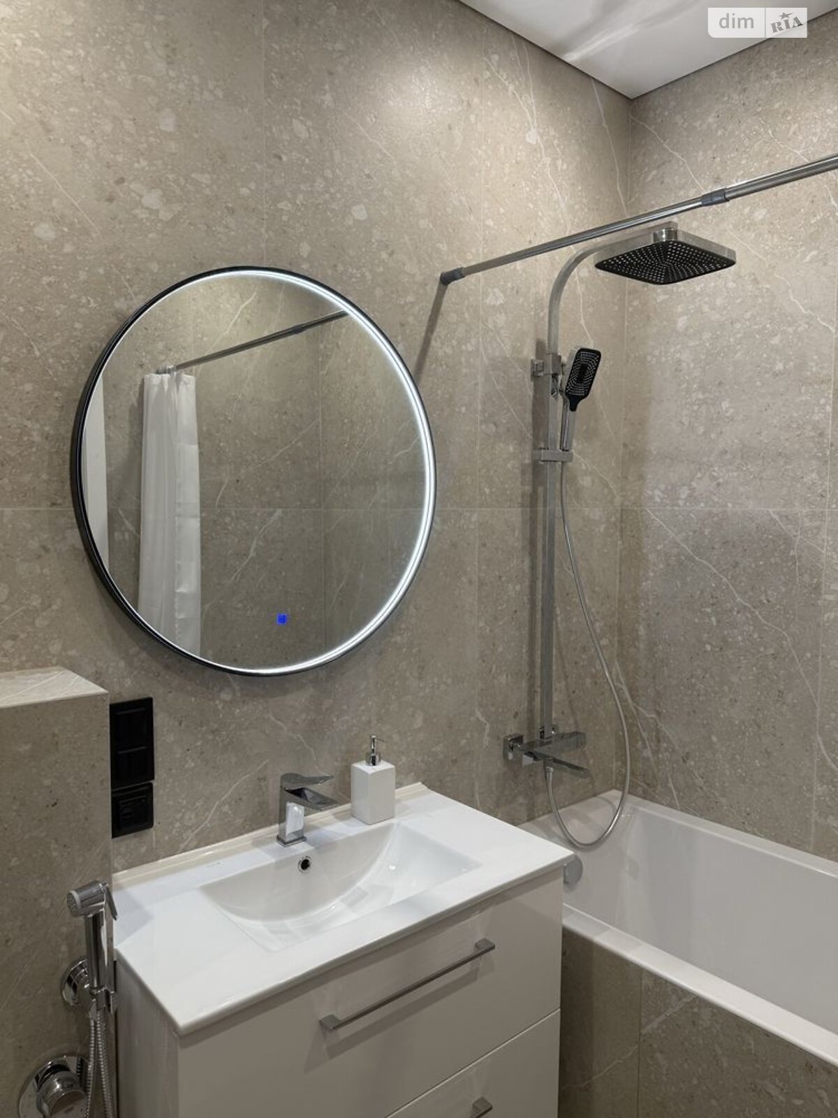 Designer Renovated Apartment with Modern Amenities