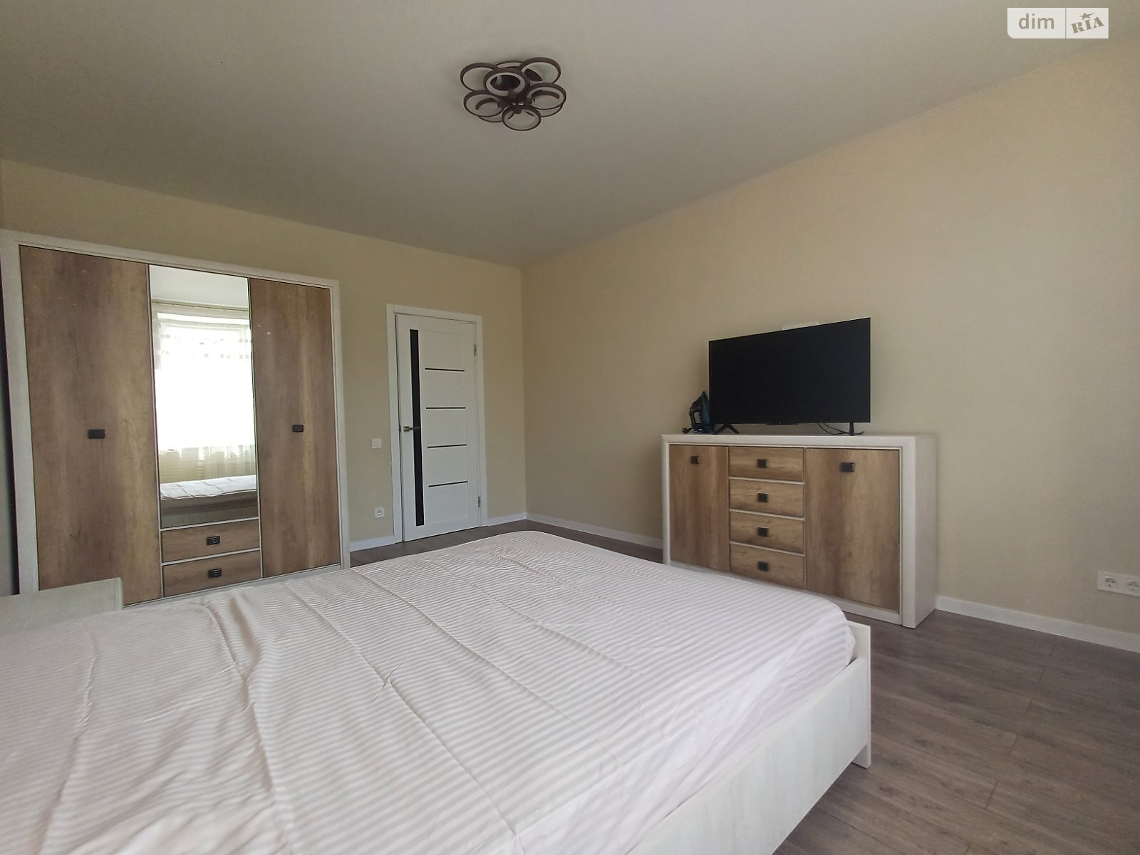 1-bedroom apartment with designer renovation near park