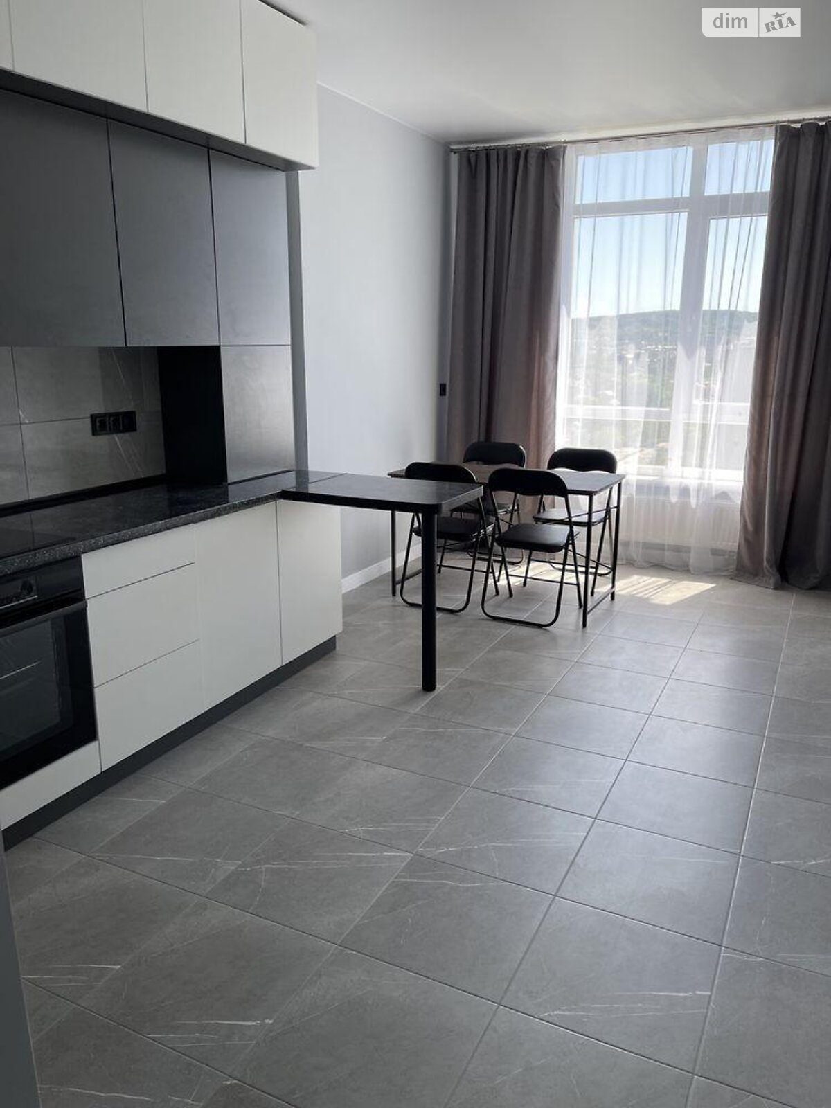 Modern 1-bedroom apartment with designer renovation and panoramic windows