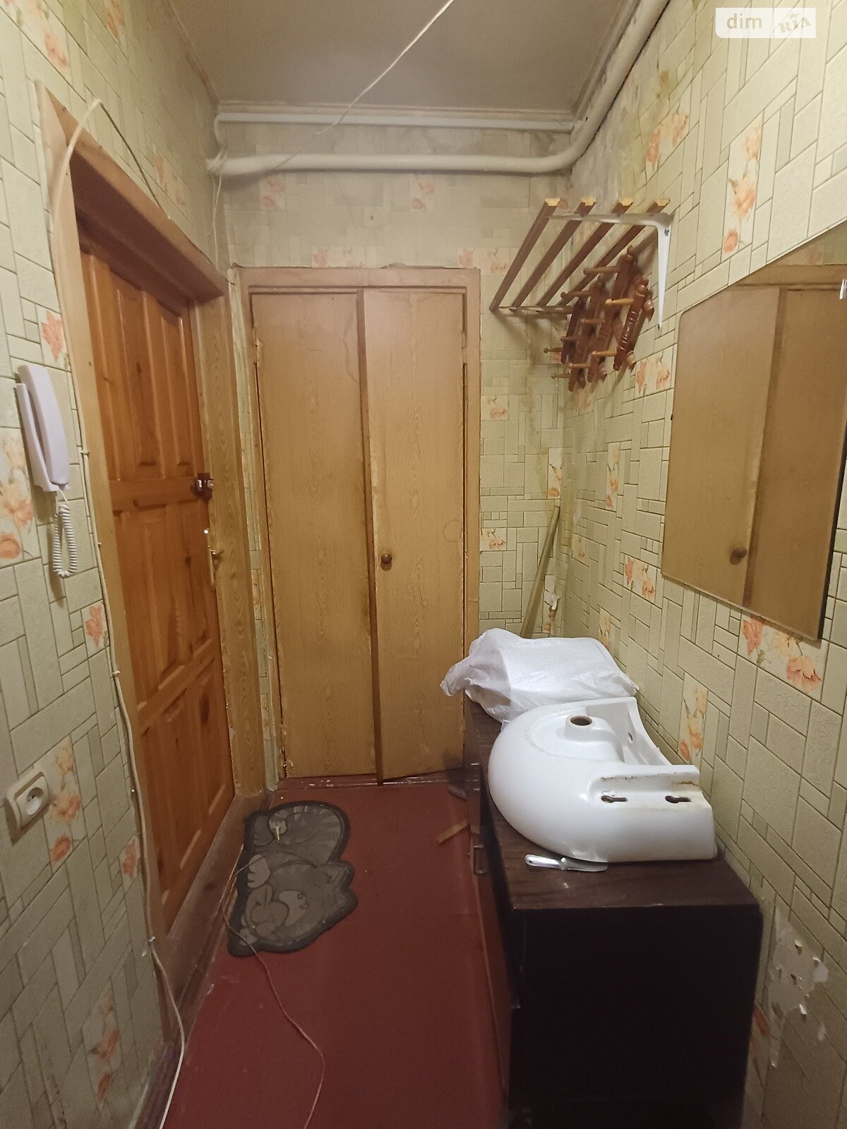 1-Bedroom Apartment on Peremohy Avenue, Ground Floor, Furnished