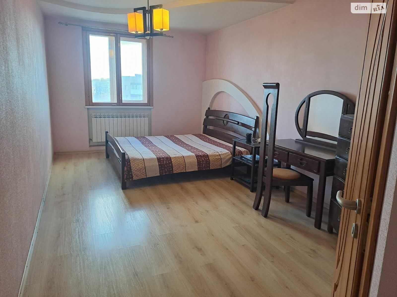 2-Room Apartment near Vokzalna Metro Station in Dnipro
