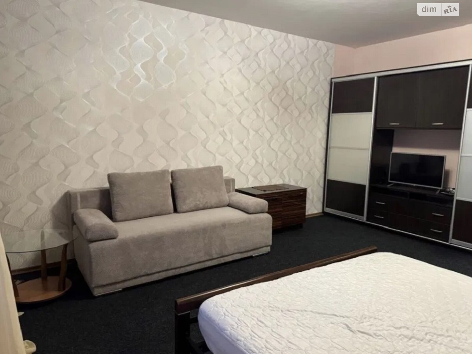 2-Room Apartment near Darnytsia Metro with Full Amenities