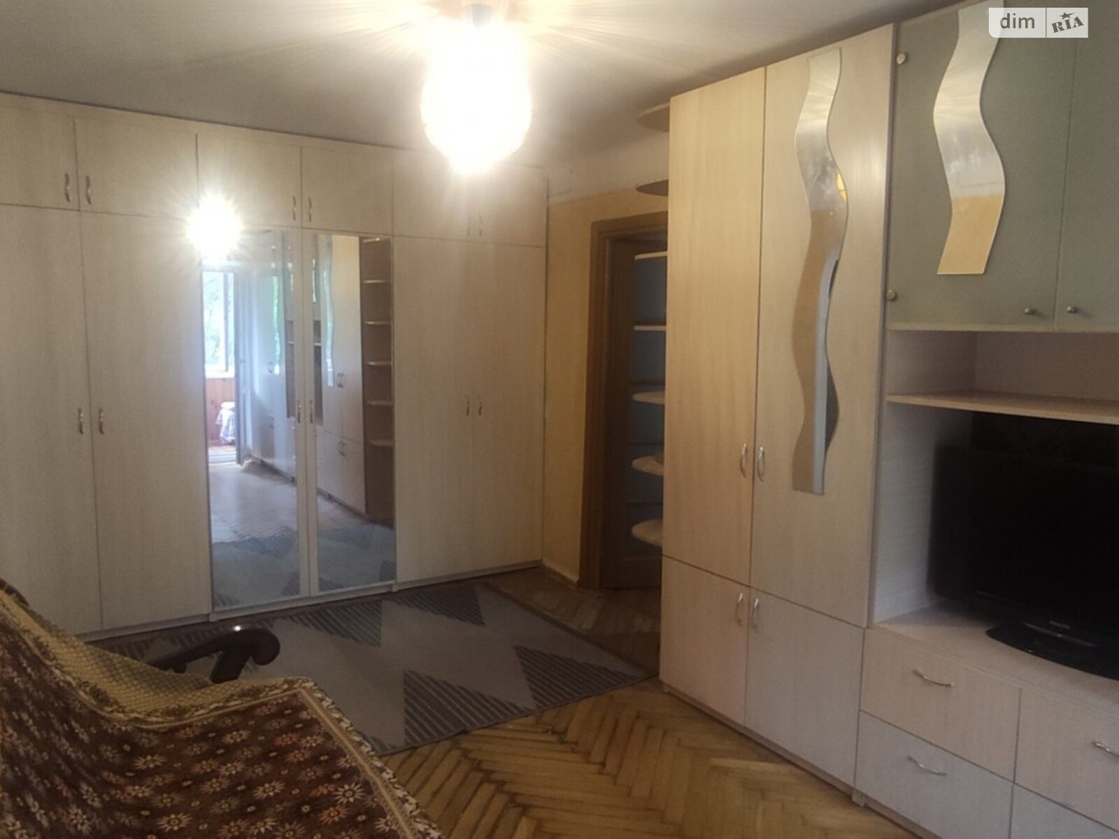 2-Room Apartment near Sevastopolska Square, Quiet Green Area