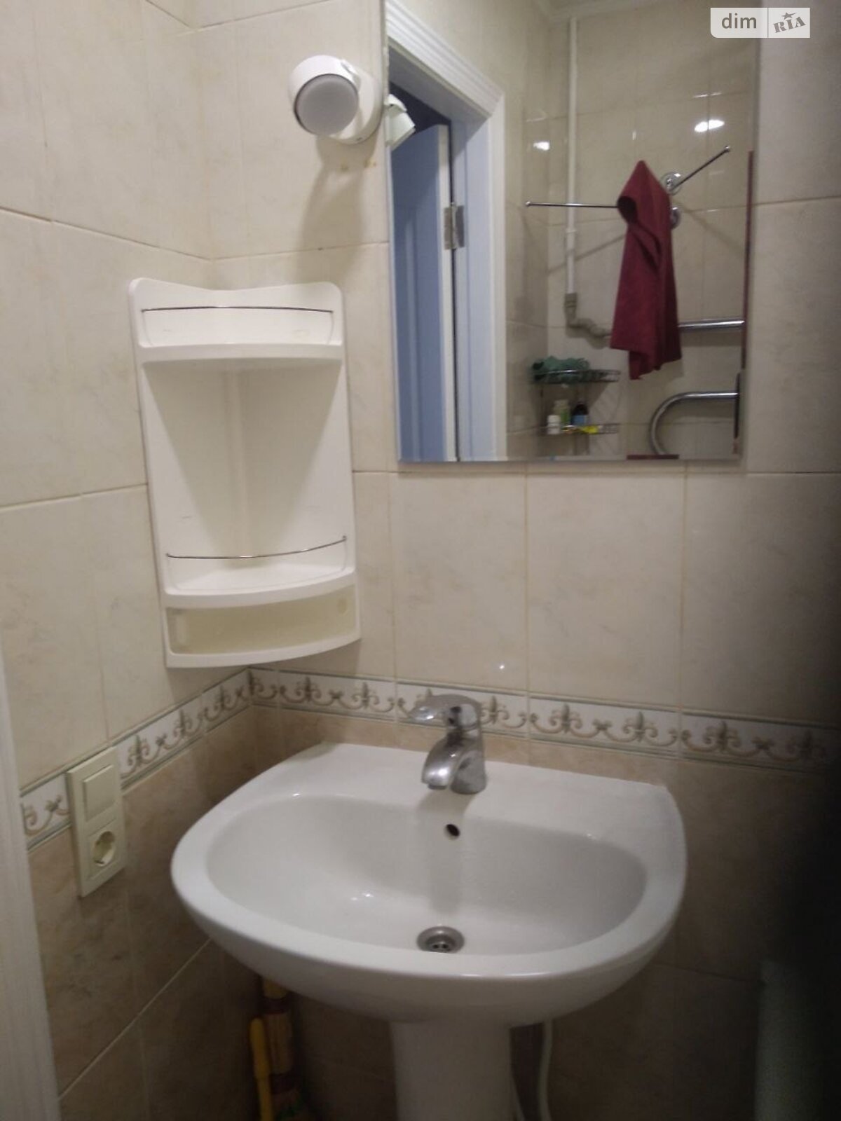 3-Room Apartment on Mykhaylo Drahomanov Street, Comfortable Location