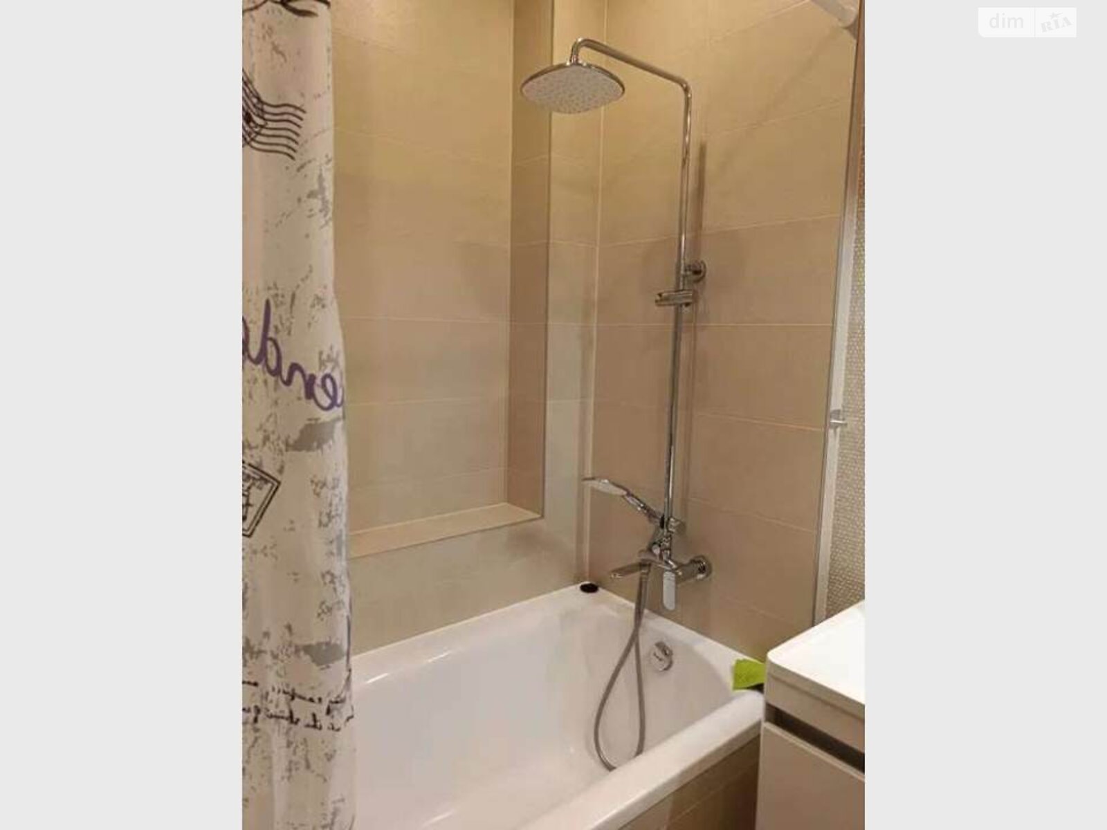 Compact Apartment Near Levoberezhna Metro with Modern Design