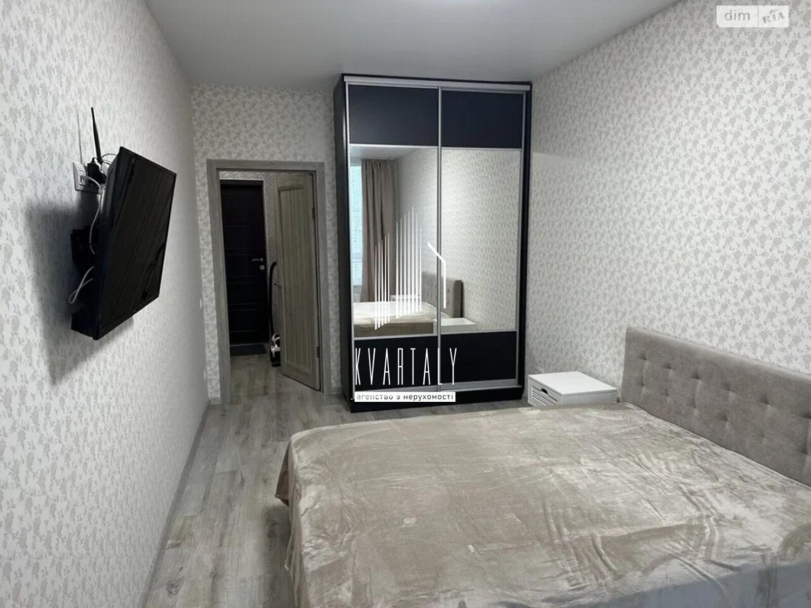 1-Bedroom Apartment in Kakhovska 62, Comfortable Modern Living