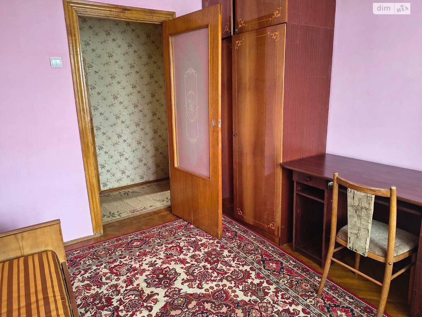 Two-Room Apartment Near Warsaw Market with Convenient Location