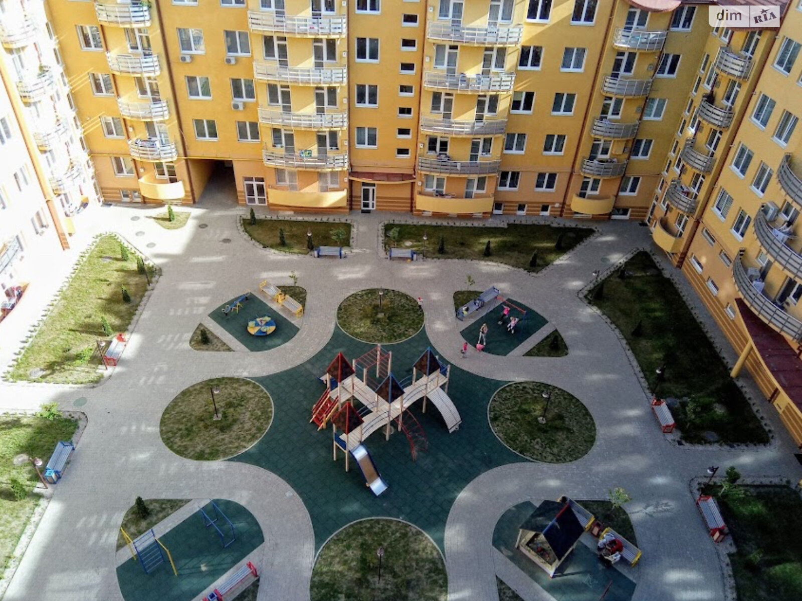 Spacious 3-room apartment in Sakura residential complex with closed yard