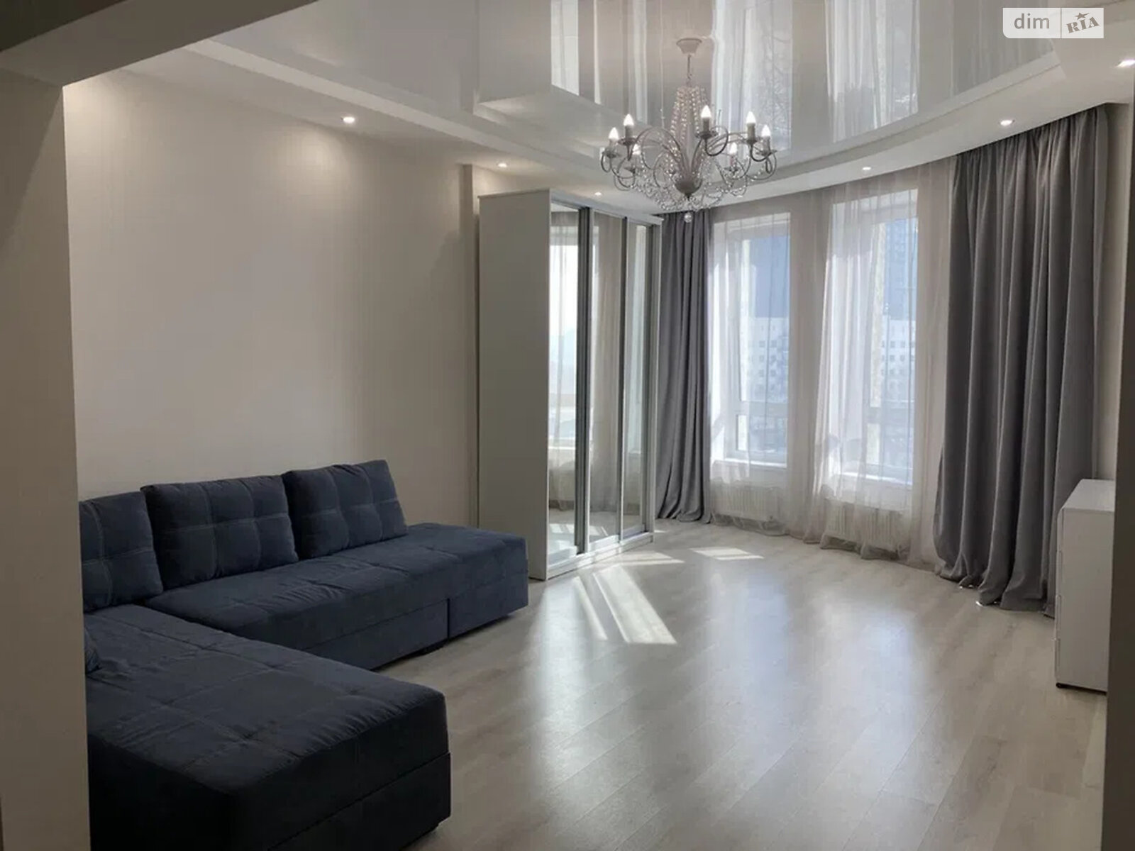 Spacious 1-bedroom apartment with designer renovation near city center
