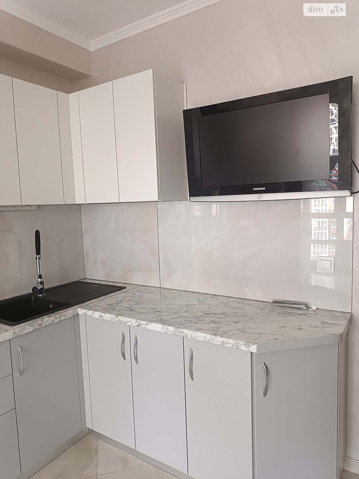 2-Bedroom Apartment with Modern Renovation and Full Amenities