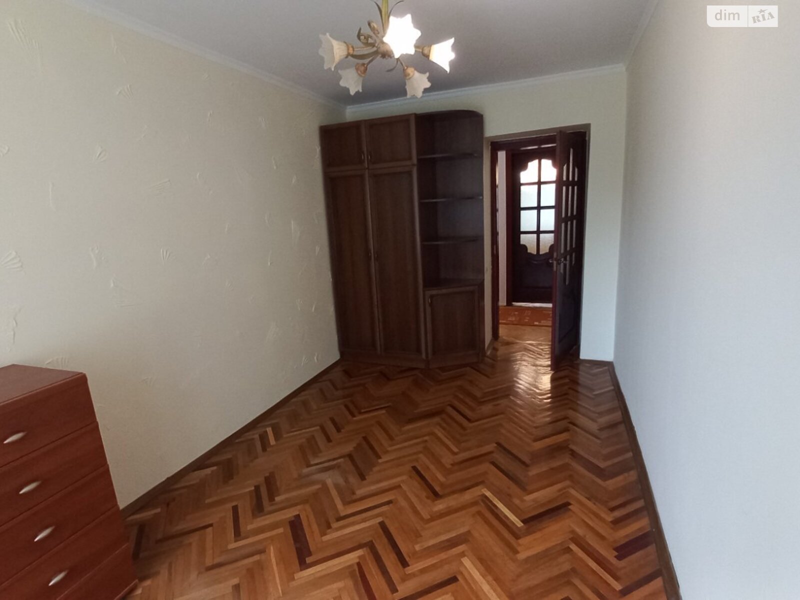 Саунасы бар, евроремонтті, бөлек бөлмелері бар 3 бөлмелі пәтер