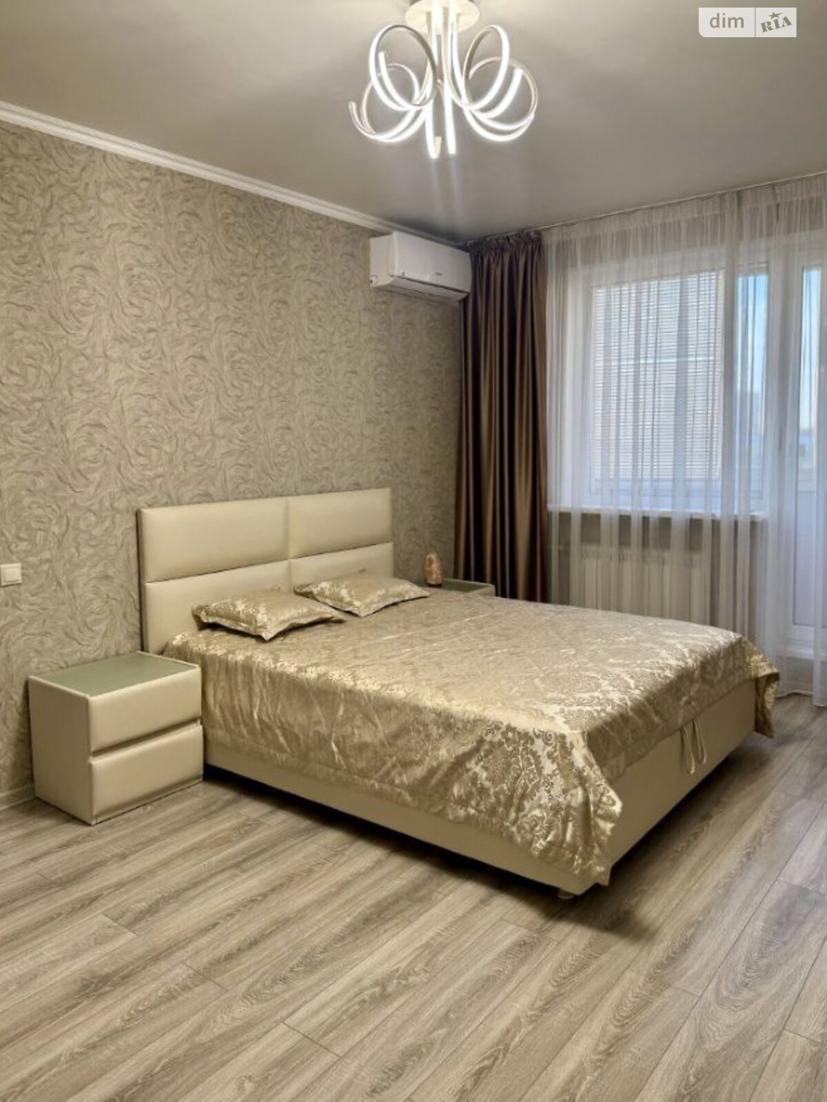Spacious Apartment with Classic Renovation and Modern Amenities