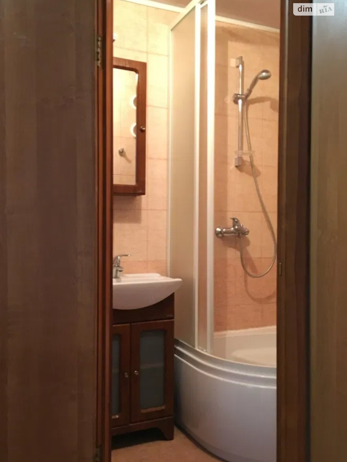 Comfortable Apartment near Kurenivsky Park with Good Transport Access