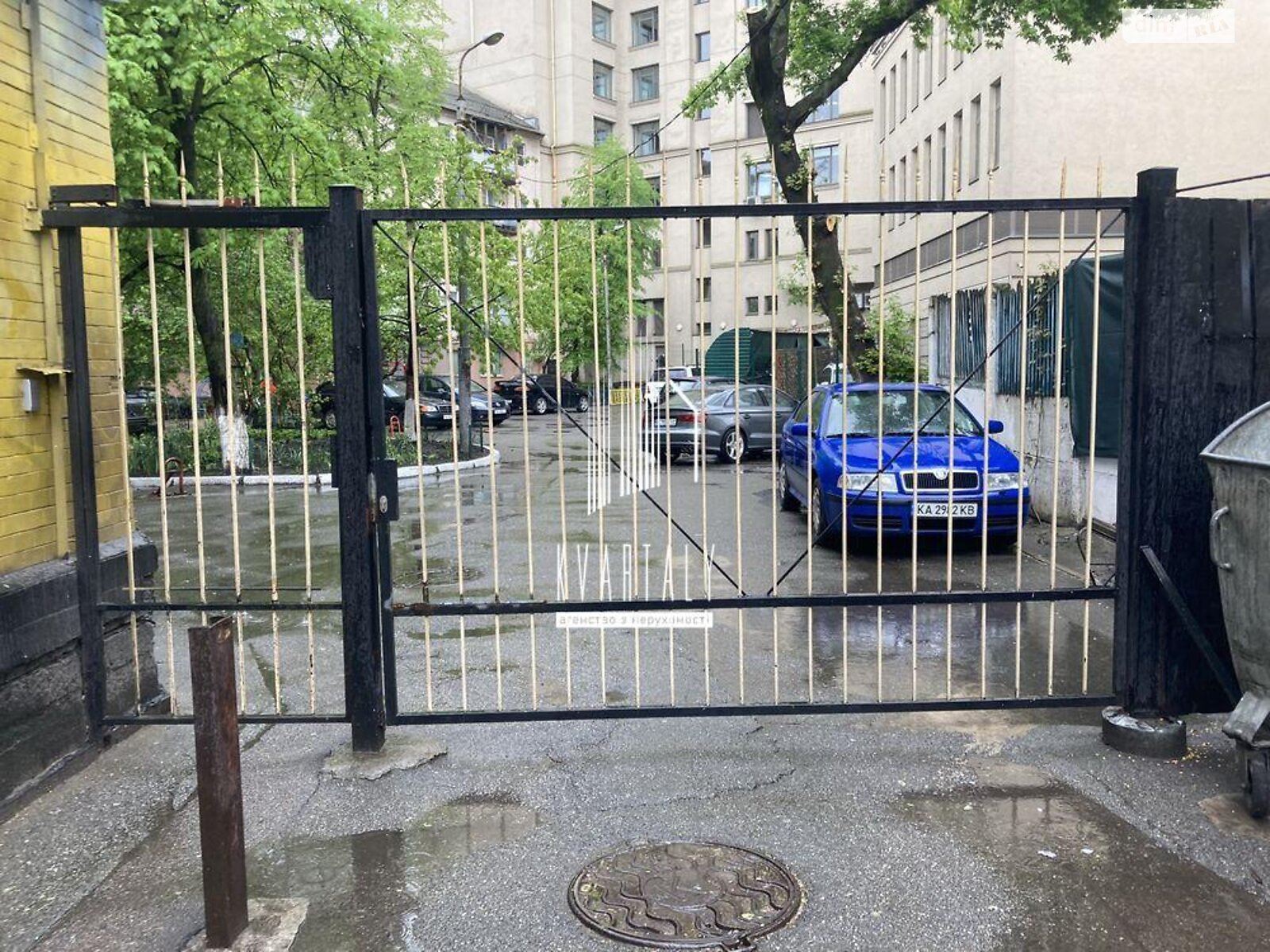 1-Room Apartment on Naberezhno-Khreshchatytska Street, 1st Floor