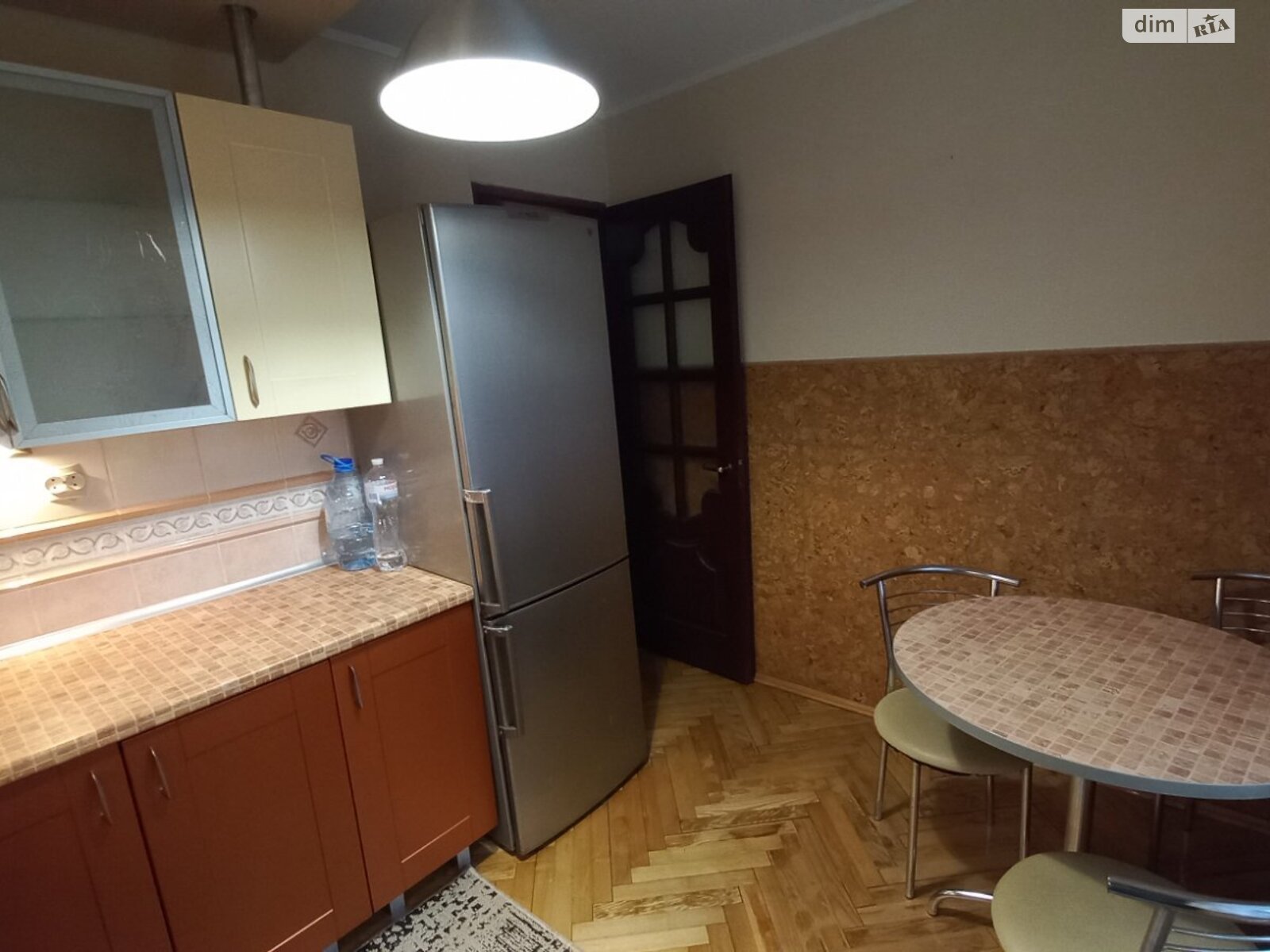 Саунасы бар, евроремонтті, бөлек бөлмелері бар 3 бөлмелі пәтер