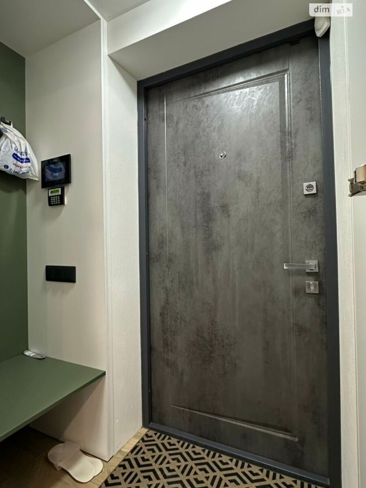 Spacious Studio Apartment with Separate Bedroom and Kitchen