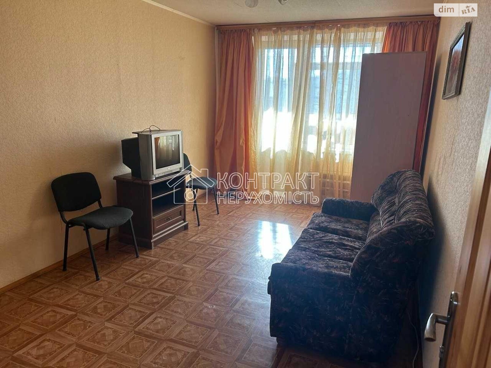 Spacious 3-Room Apartment with City View on Valentynivska Street