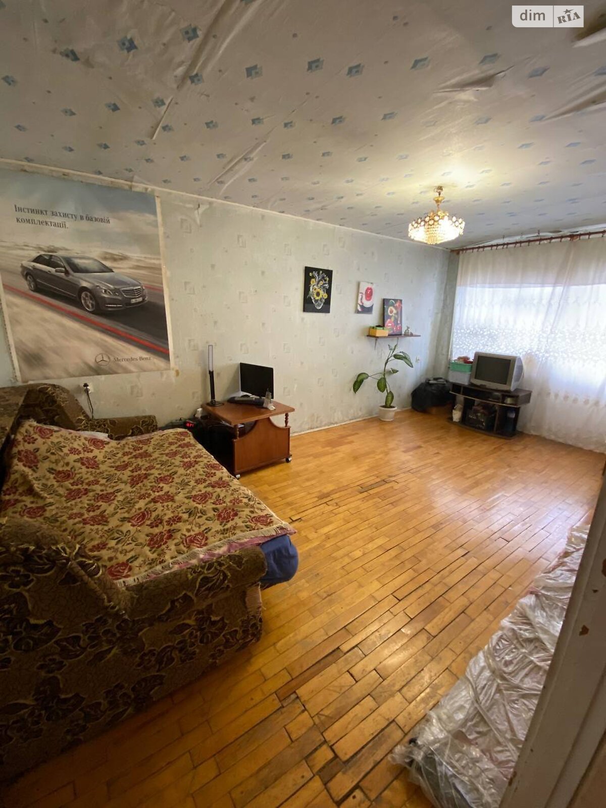 2-Room Apartment near Nezalezhnosti Street with Balcony