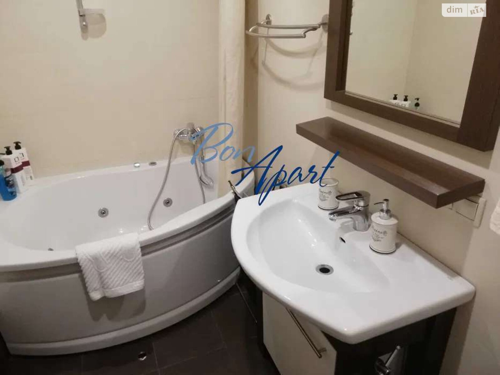 Spacious Central Apartment with Two Separate Bedrooms and Comfort Features