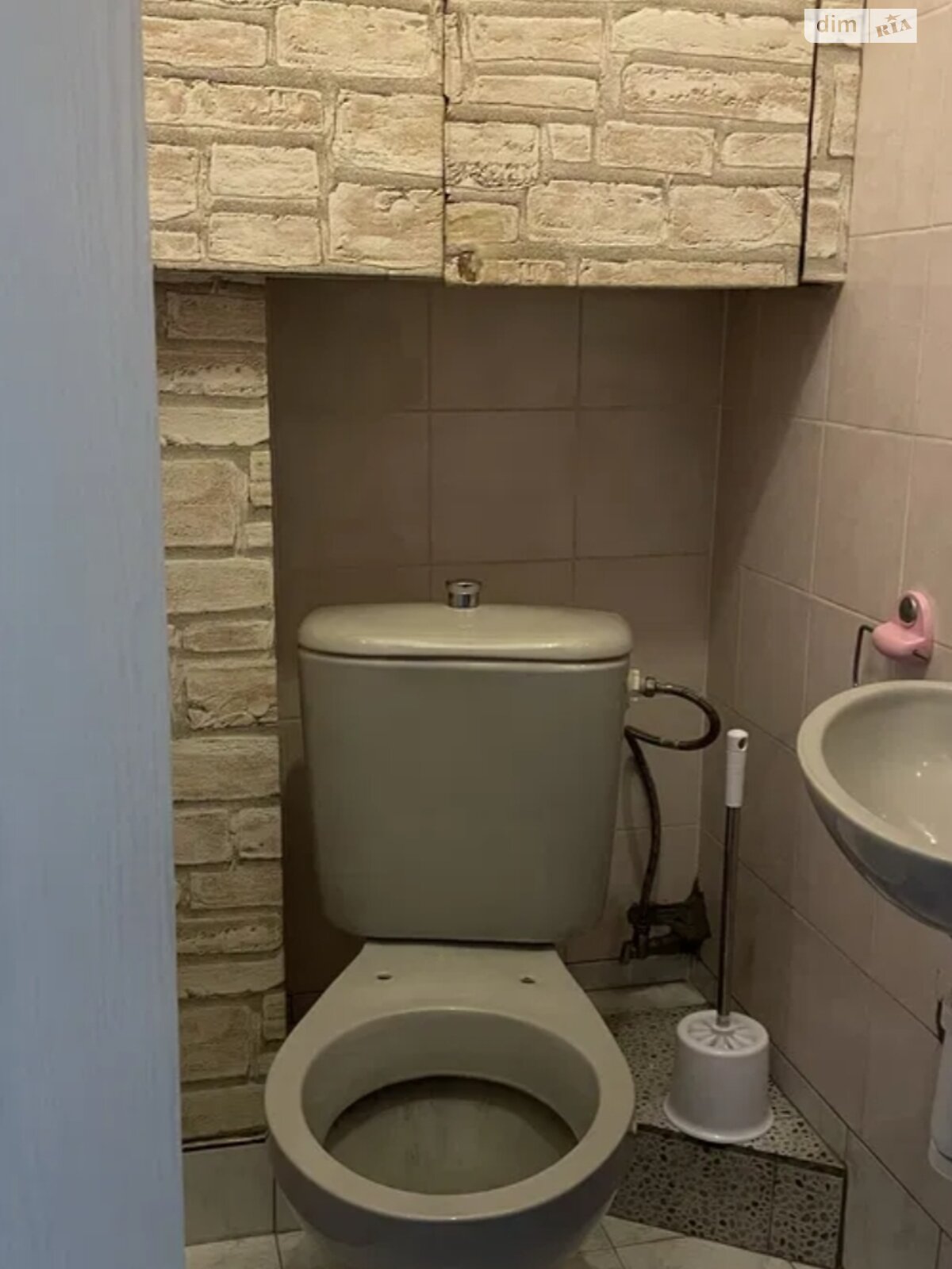 Comfortable Apartment with Separate Bathroom, Washing Machine, and Hot Water
