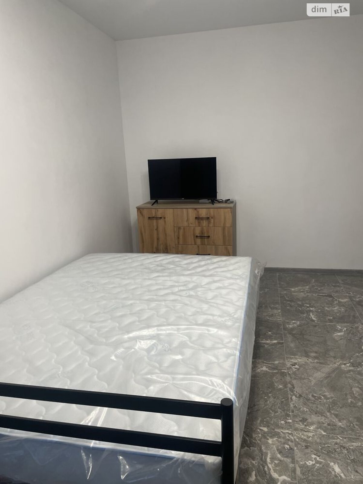 1-Room Apartment near Osokorky Metro, Fully Equipped Studio Kitchen