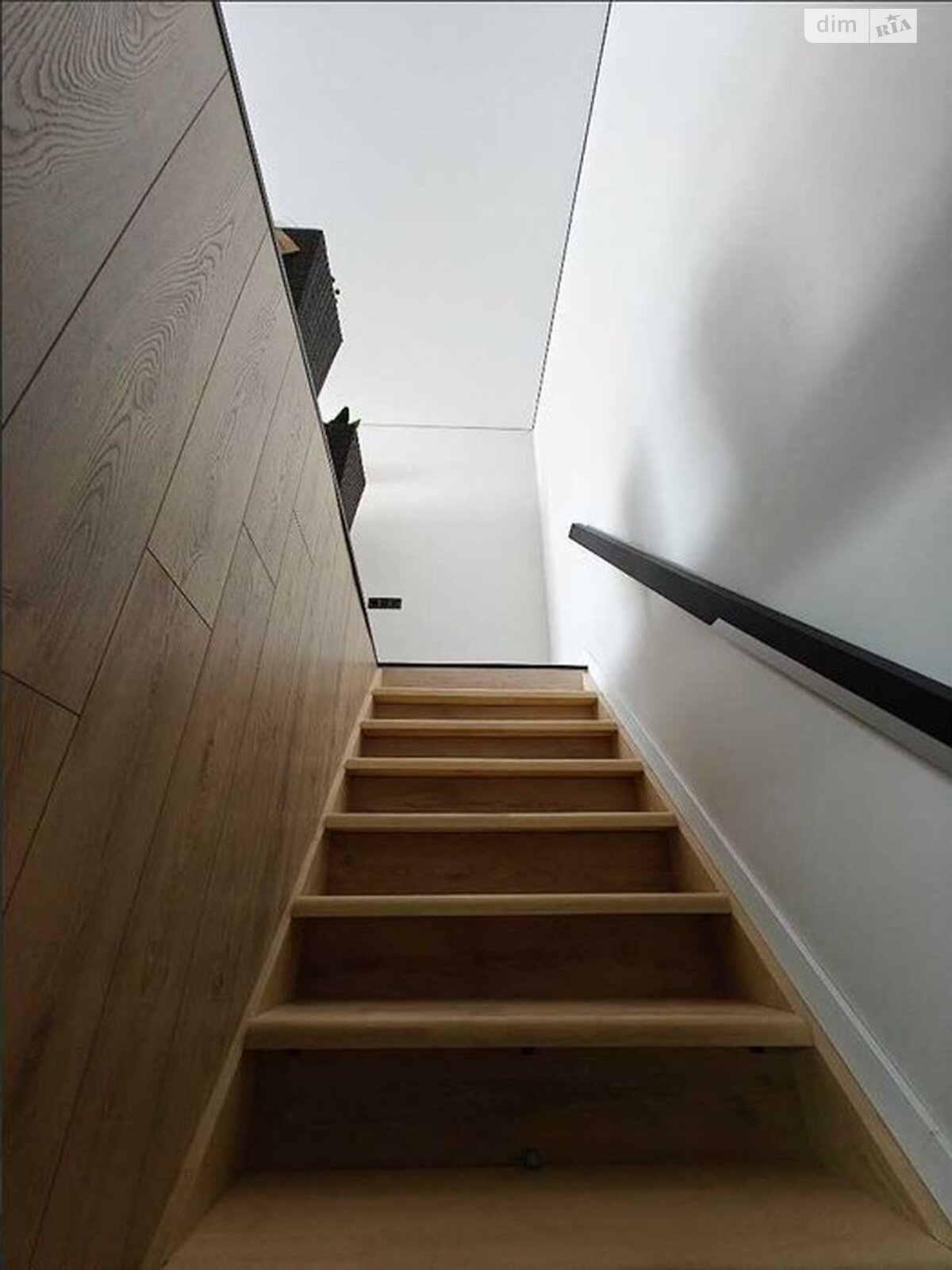 Modern Compact Studio Apartment with Smart Storage Solutions