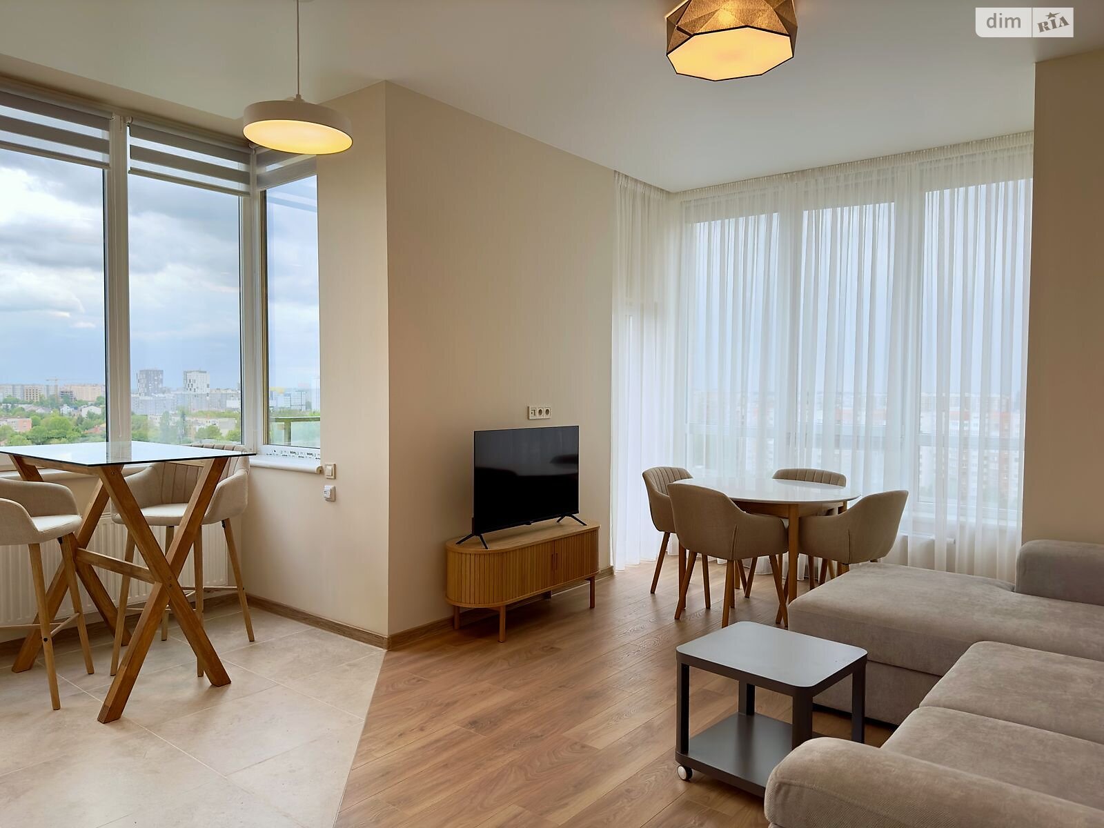 Spacious 1-bedroom apartment in Park Tower with city panorama