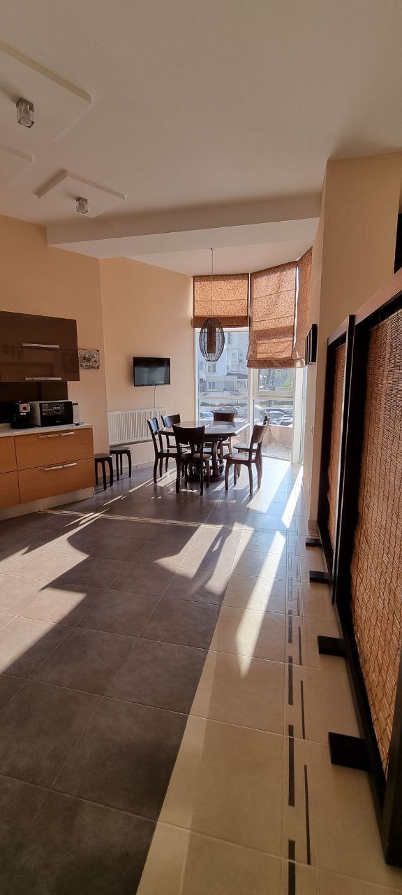 Spacious Apartment near Shevchenko Park with Sea View