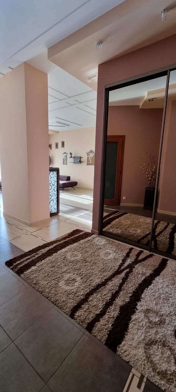 Spacious Apartment near Shevchenko Park with Sea View