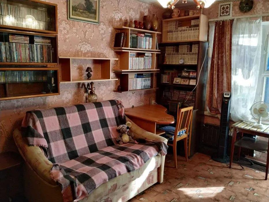 Cozy 1-room apartment with extensive book collection in Podolsk district