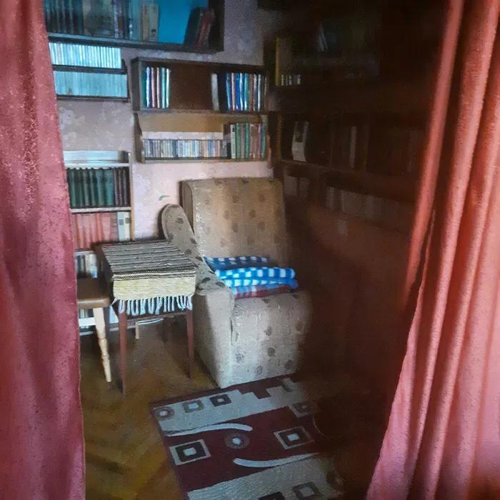 Cozy 1-room apartment with extensive book collection in Podolsk district