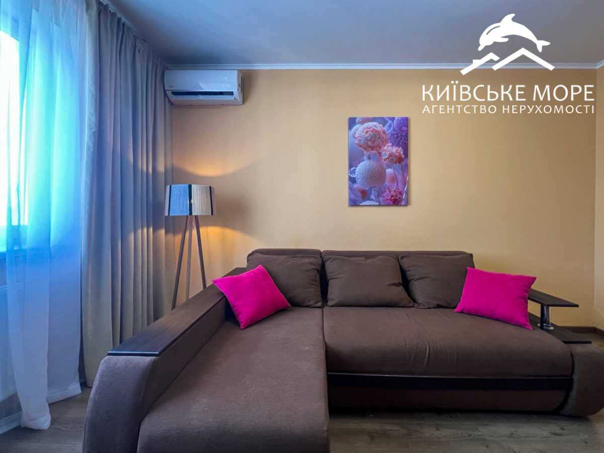 Spacious 1-bedroom apartment in Parkovi Ozera complex with panoramic balcony
