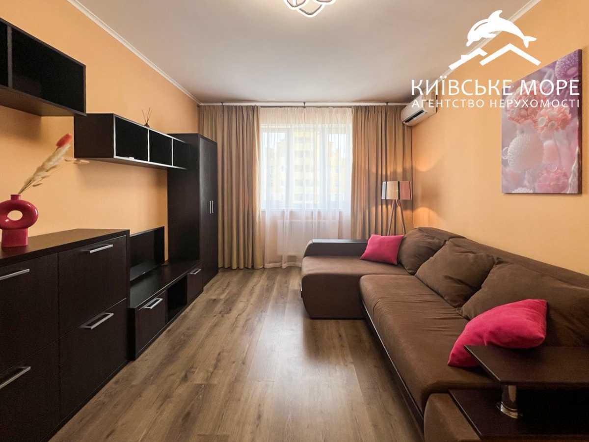 Spacious 1-bedroom apartment in Parkovi Ozera complex with panoramic balcony