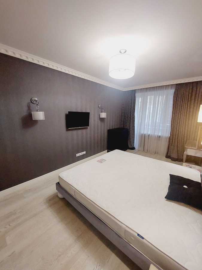 3-Room Apartment in Center, Designer Renovation, Near Metro
