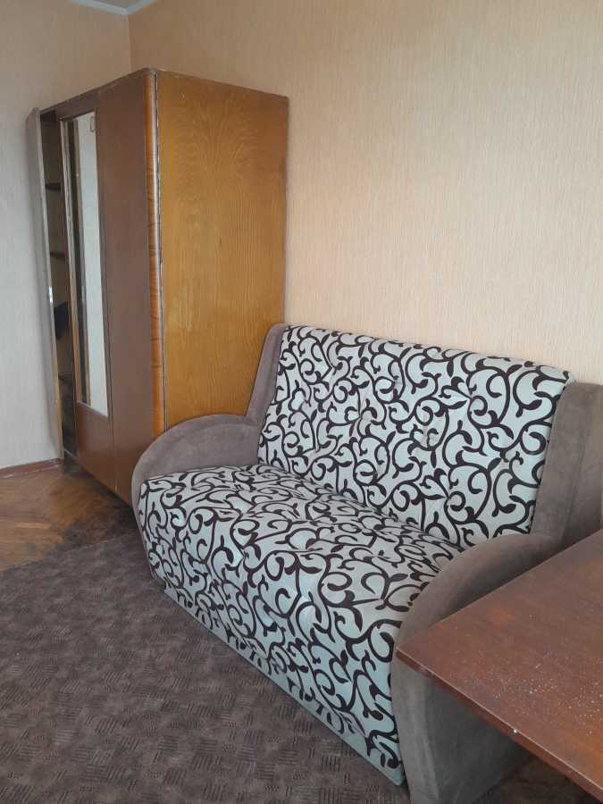Compact Clean Apartment Near Metro with Essential Amenities