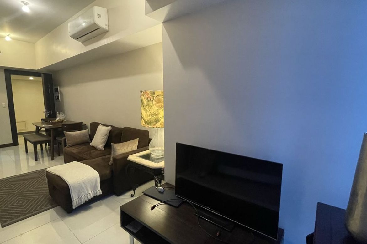 Fully Furnished 1-Bedroom Condo at Uptown Parksuites, Taguig City