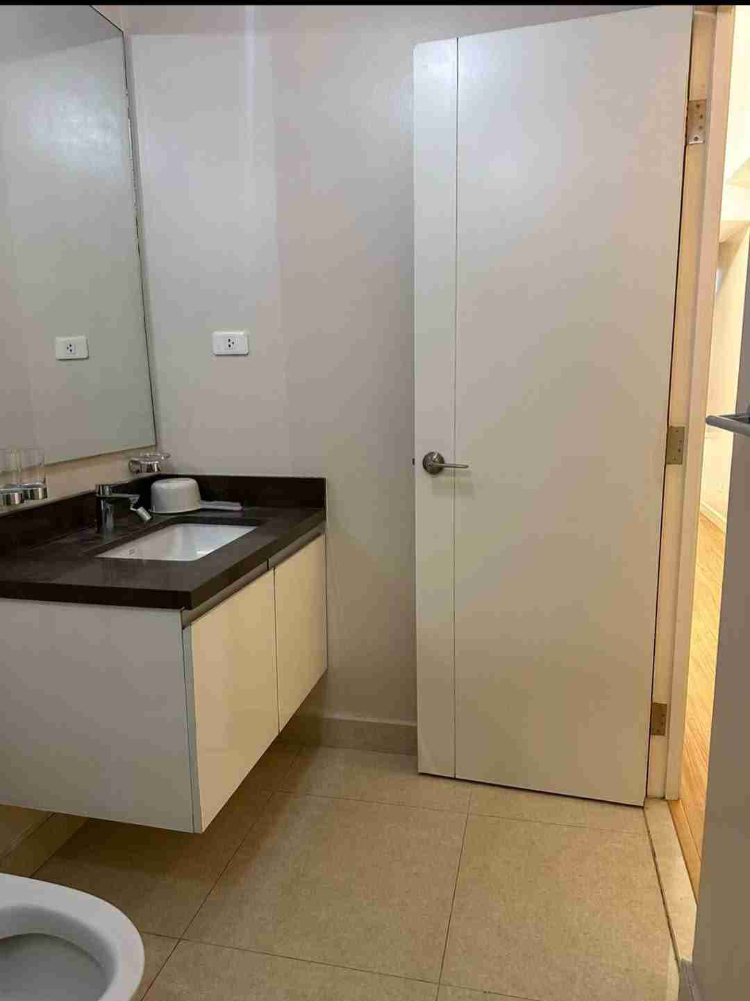 1 бөлмелі толық жабдықталған пәтер Shang Salcedo Place балконмен