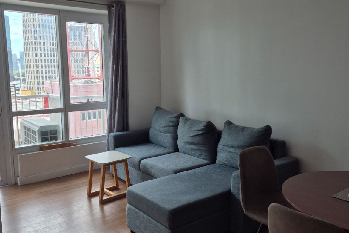 Big 1BR Condo near Ayala Makati