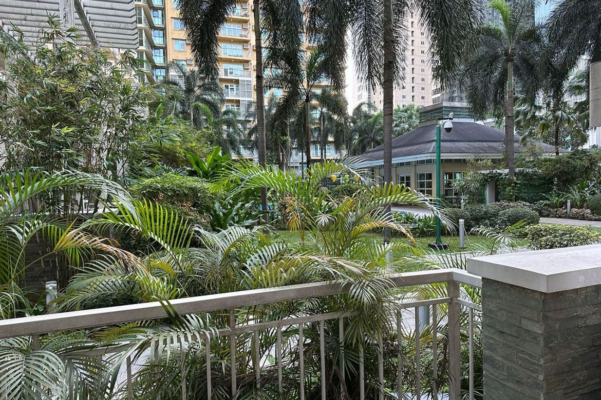 Two Serendra, The Dolce-дегі 1 бөлмелі жиһазбен жабдықталған пәтер