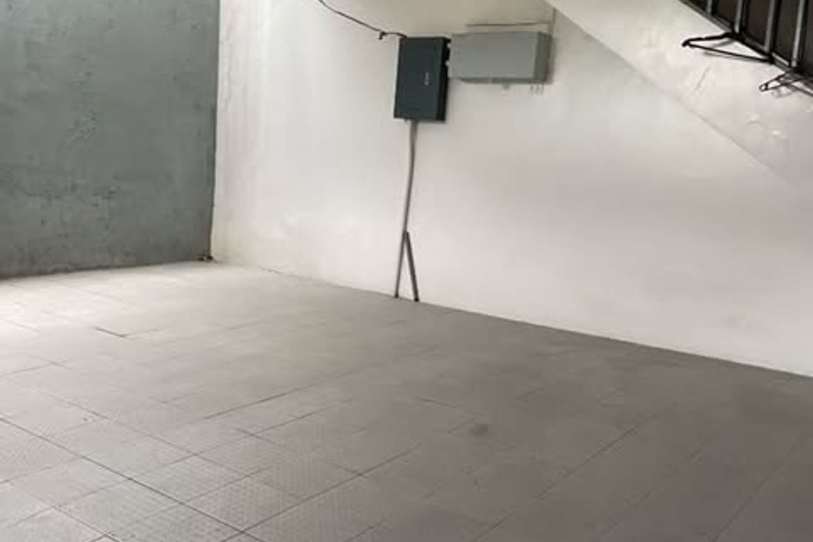 Балонг Бато, Сан-Хуан қаласындағы 4 қабатты таунхаус