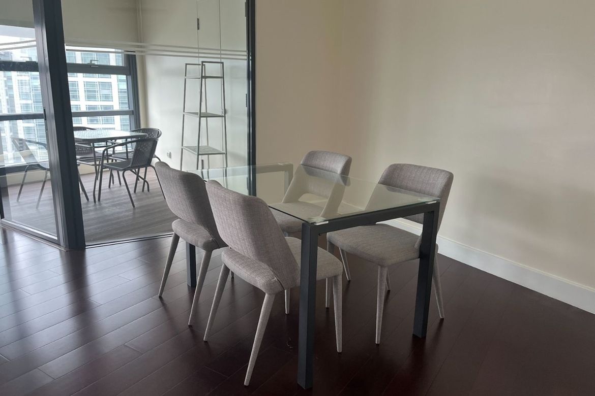 Garden Towers, Макати қаласындағы 2 бөлмелі пәтер, күнәралық бөлмесі мен тұрақ орыны бар